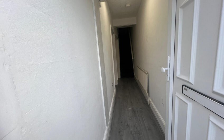 Five-Bedroom HMO with Two Bathrooms & Rear Garden in Luton