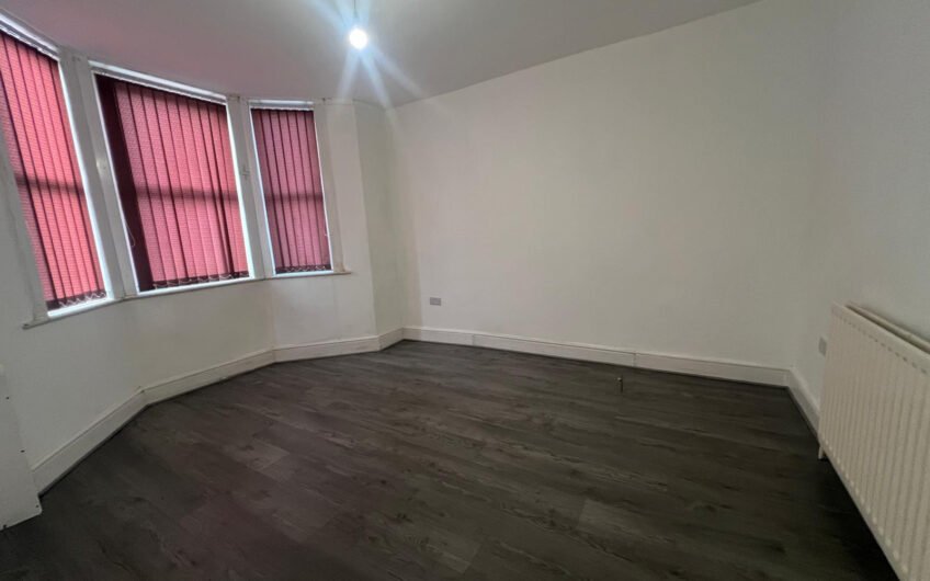 Five-Bedroom HMO with Two Bathrooms & Rear Garden in Luton