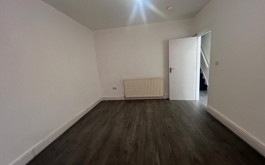 Five-Bedroom HMO with Two Bathrooms & Rear Garden in Luton