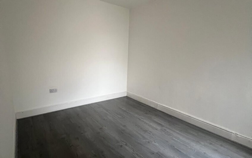 Five-Bedroom HMO with Two Bathrooms & Rear Garden in Luton