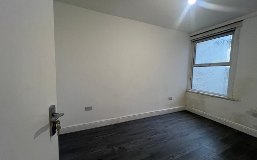 Five-Bedroom HMO with Two Bathrooms & Rear Garden in Luton