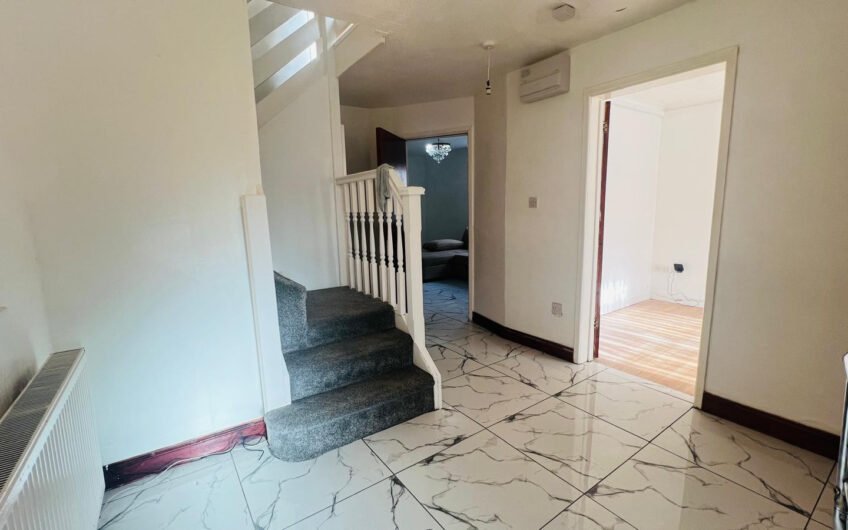 For Rent, Spacious 6-Bedroom Detached House with Garden, Garage & Driveway in Luton LU1!!!