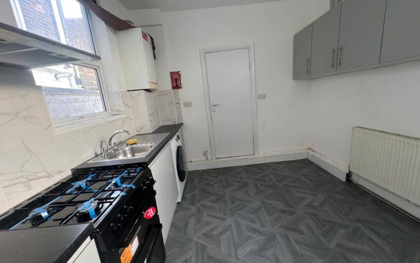 Five-Bedroom HMO with Two Bathrooms & Rear Garden in Luton
