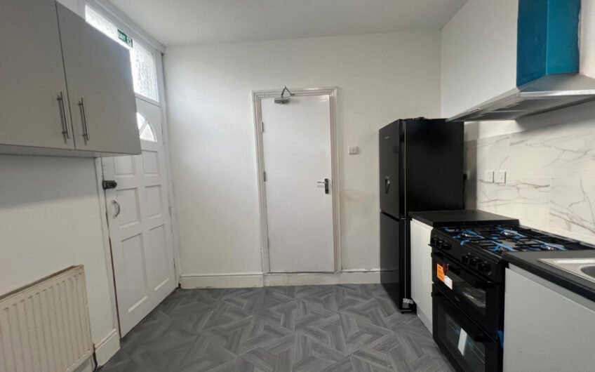 Five-Bedroom HMO with Two Bathrooms & Rear Garden in Luton