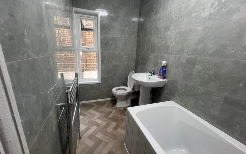 Five-Bedroom HMO with Two Bathrooms & Rear Garden in Luton