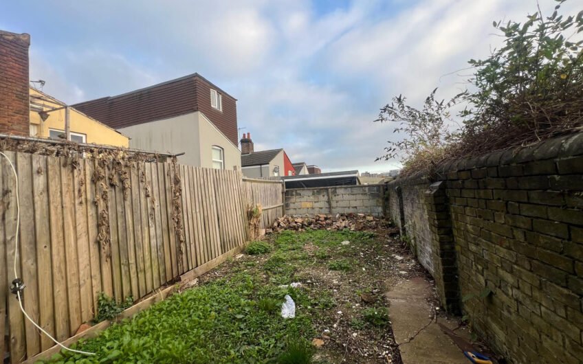 Five-Bedroom HMO with Two Bathrooms & Rear Garden in Luton