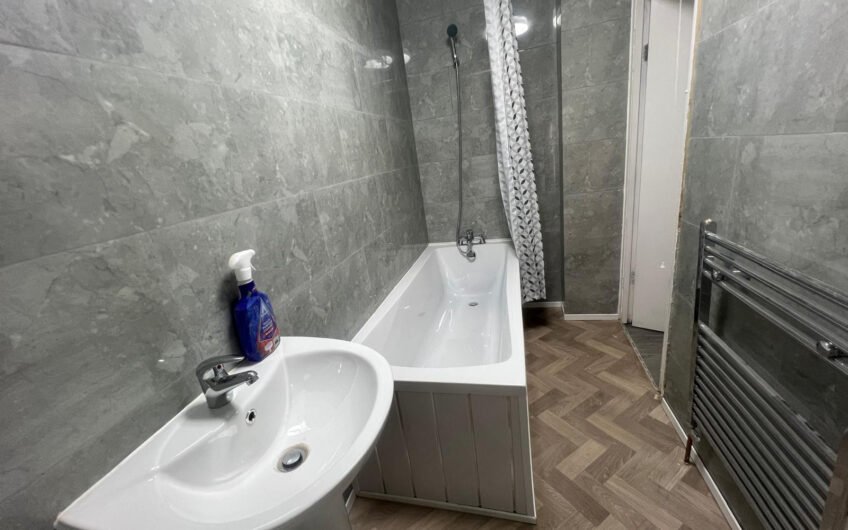 Five-Bedroom HMO with Two Bathrooms & Rear Garden in Luton