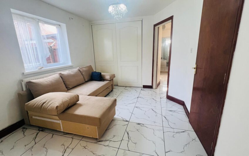 For Rent, Spacious 6-Bedroom Detached House with Garden, Garage & Driveway in Luton LU1!!!
