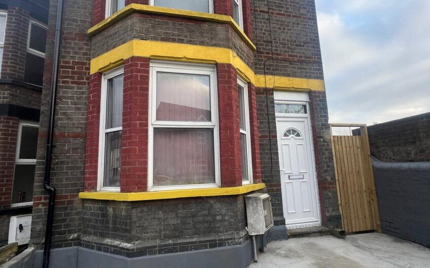 Five-Bedroom HMO with Two Bathrooms & Rear Garden in Luton