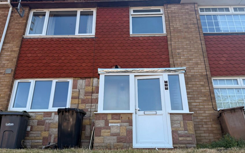 A Fantastic 3-Bedroom Freehold Family Home with Parking in Luton LU2