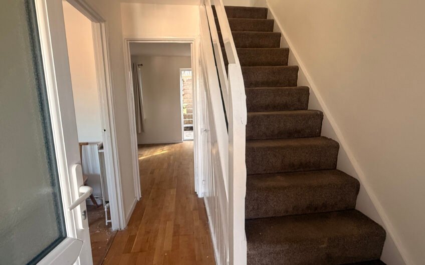 A Fantastic 3-Bedroom Freehold Family Home with Parking in Luton LU2