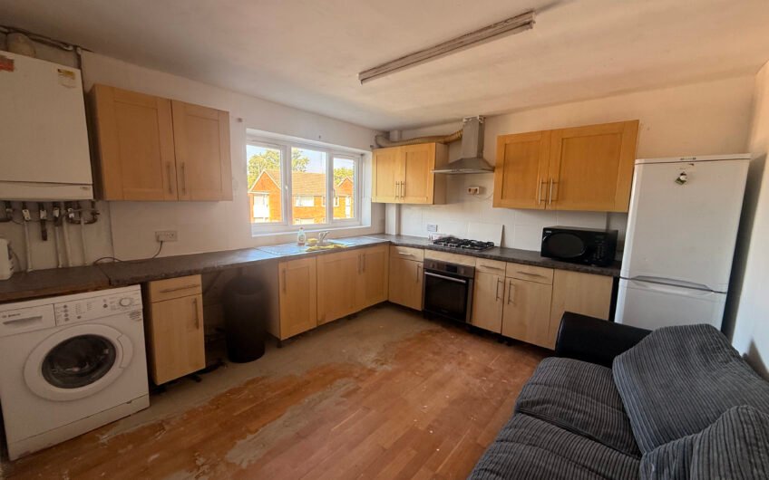A Fantastic 3-Bedroom Freehold Family Home with Parking in Luton LU2