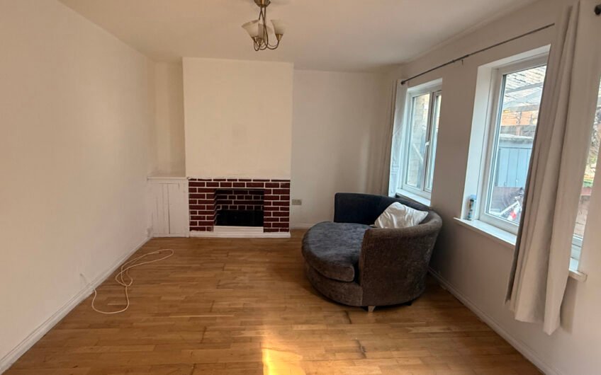 A Fantastic 3-Bedroom Freehold Family Home with Parking in Luton LU2