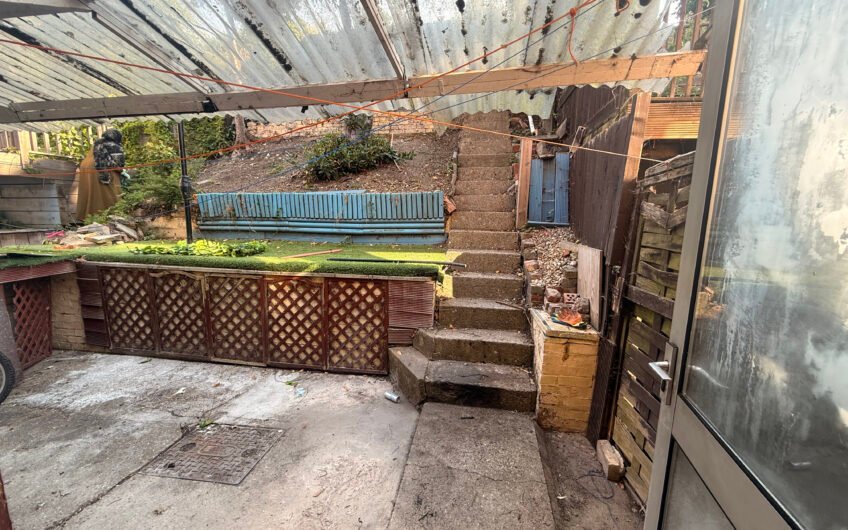 A Fantastic 3-Bedroom Freehold Family Home with Parking in Luton LU2