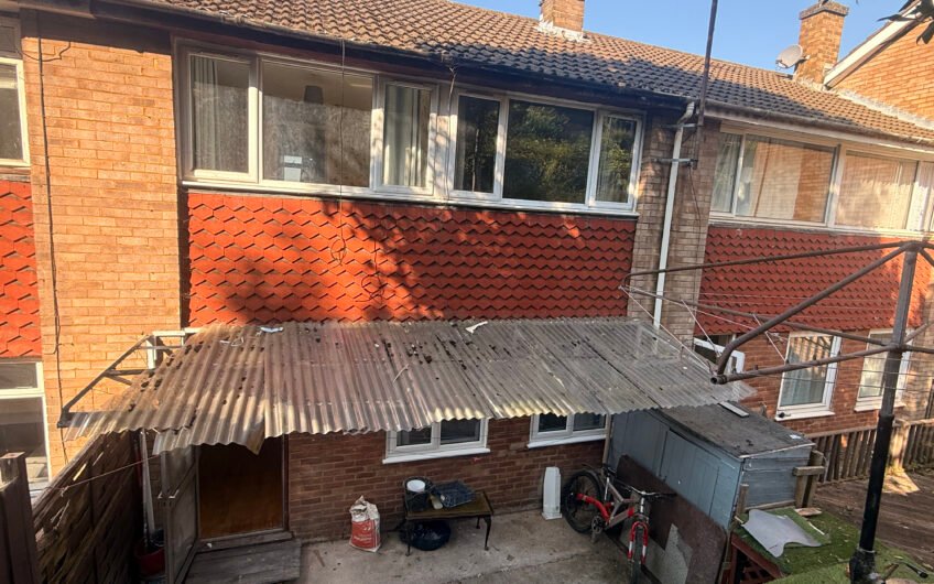 A Fantastic 3-Bedroom Freehold Family Home with Parking in Luton LU2