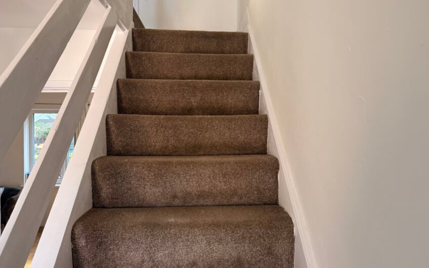 A Fantastic 3-Bedroom Freehold Family Home with Parking in Luton LU2