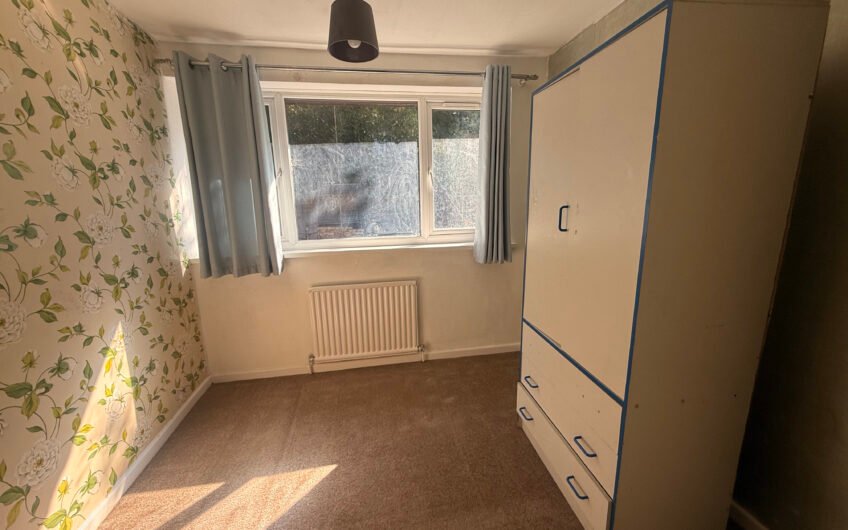 A Fantastic 3-Bedroom Freehold Family Home with Parking in Luton LU2