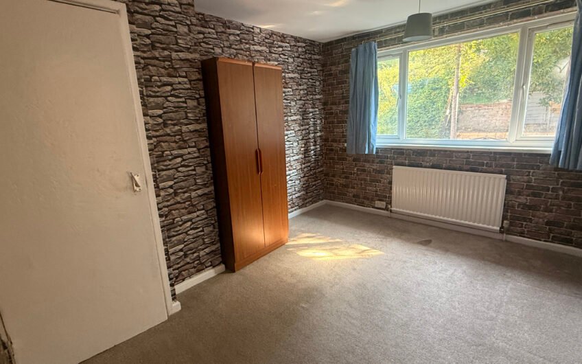 A Fantastic 3-Bedroom Freehold Family Home with Parking in Luton LU2