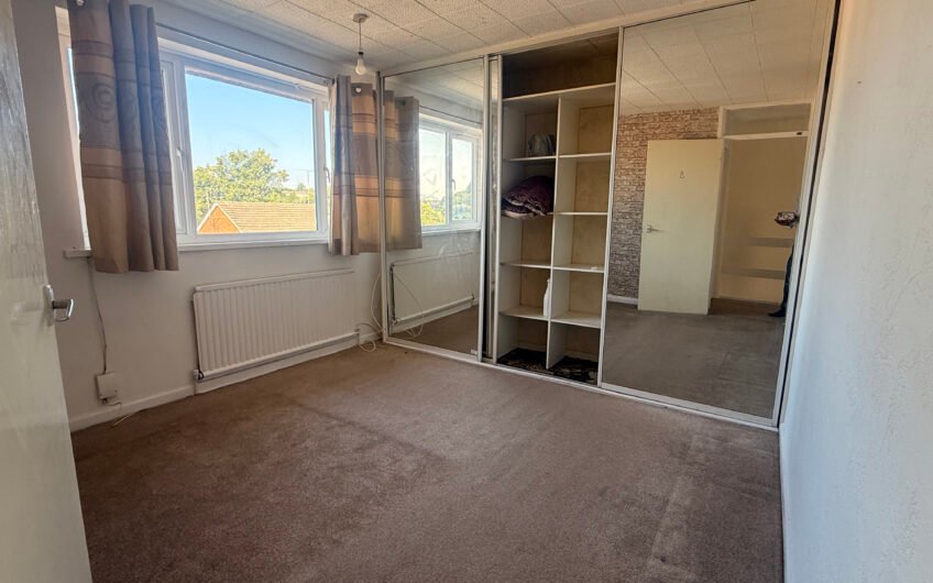 A Fantastic 3-Bedroom Freehold Family Home with Parking in Luton LU2