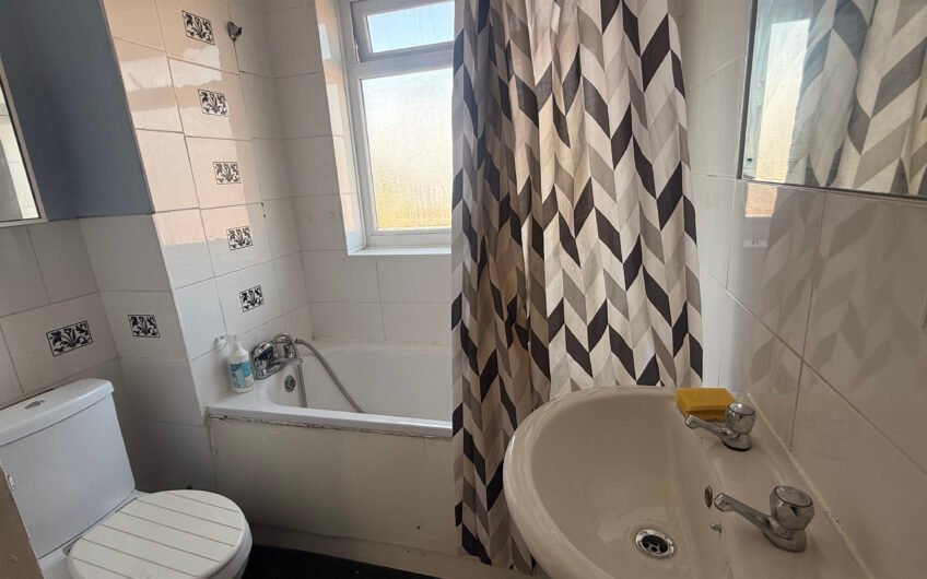 A Fantastic 3-Bedroom Freehold Family Home with Parking in Luton LU2