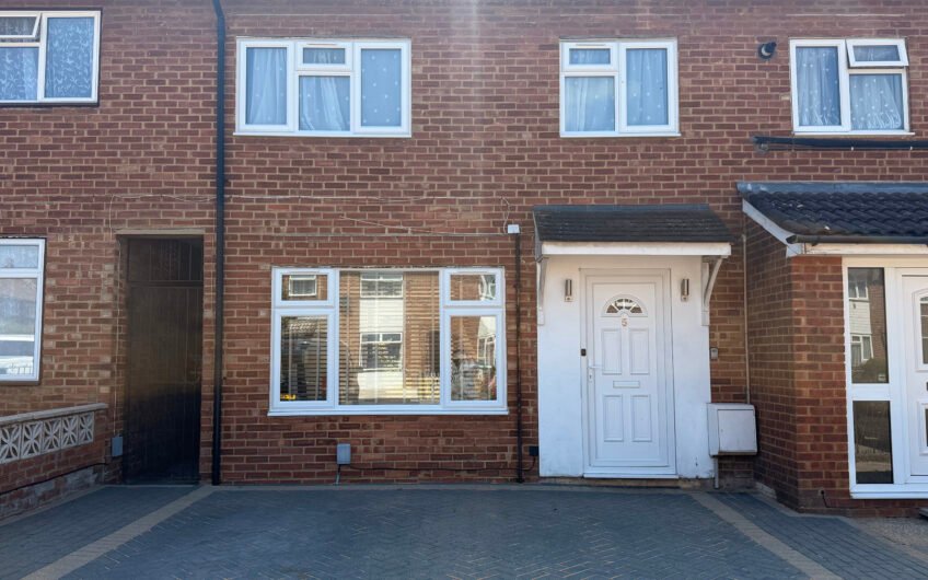 For Rent, Spacious 3-Bedroom Semi-Detached House with Garden & Driveway in Luton LU5!!!