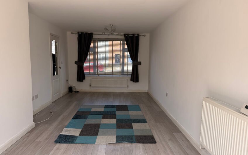 For Rent, Spacious 3-Bedroom Semi-Detached House with Garden & Driveway in Luton LU5!!!