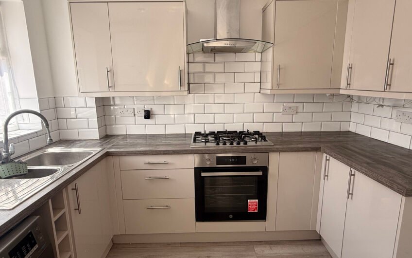 For Rent, Spacious 3-Bedroom Semi-Detached House with Garden & Driveway in Luton LU5!!!