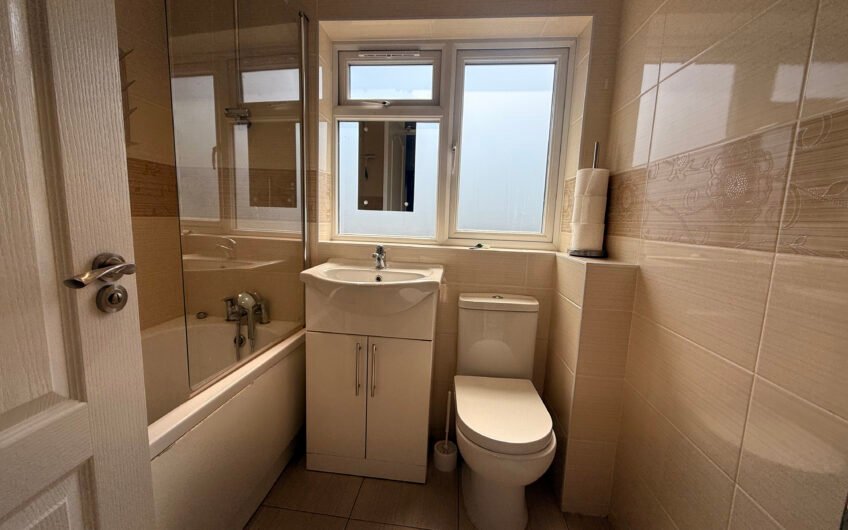 Three Bedrooms, Dining Space & Parking for Four – Luton LU5