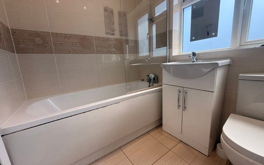 For Rent, Spacious 3-Bedroom Semi-Detached House with Garden & Driveway in Luton LU5!!!