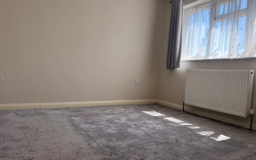 For Rent, Spacious 3-Bedroom Semi-Detached House with Garden & Driveway in Luton LU5!!!