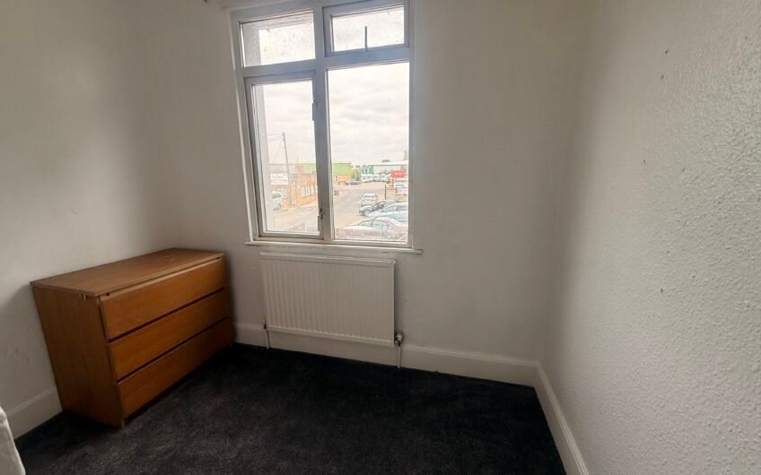 For Rent, Spacious 3-Bedroom Semi-Detached House with Garden & Driveway in Luton LU1!!!