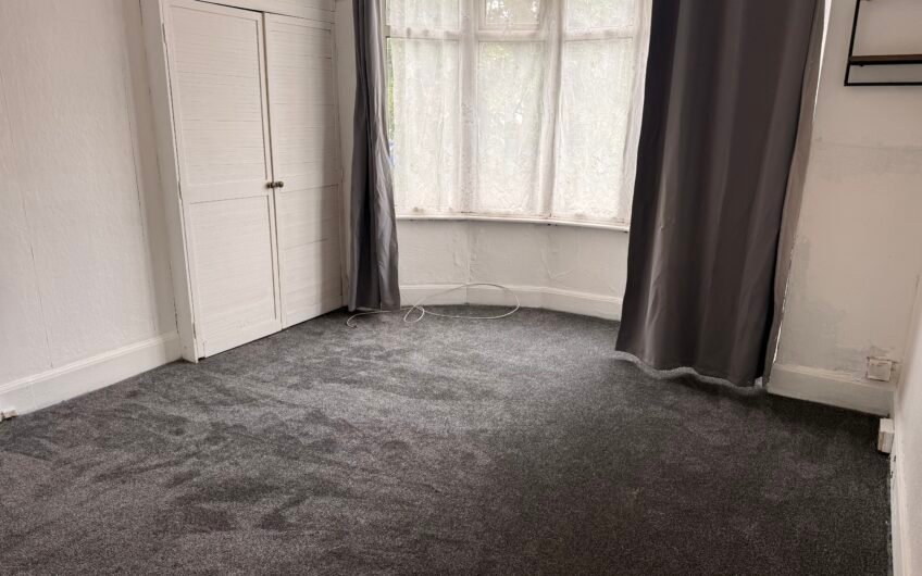 For Rent, Spacious 3-Bedroom Semi-Detached House with Garden & Driveway in Luton LU1!!!