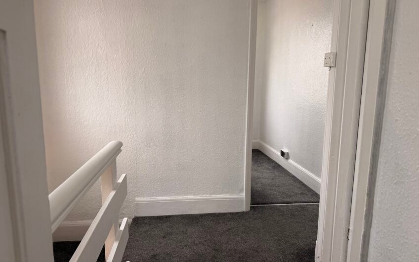 For Rent, Spacious 3-Bedroom Semi-Detached House with Garden & Driveway in Luton LU1!!!