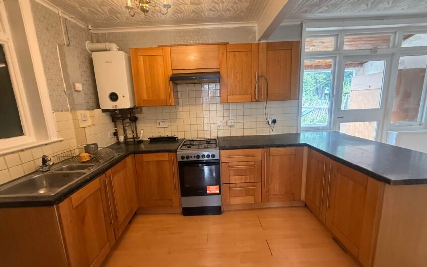 For Rent, Spacious 3-Bedroom Semi-Detached House with Garden & Driveway in Luton LU1!!!