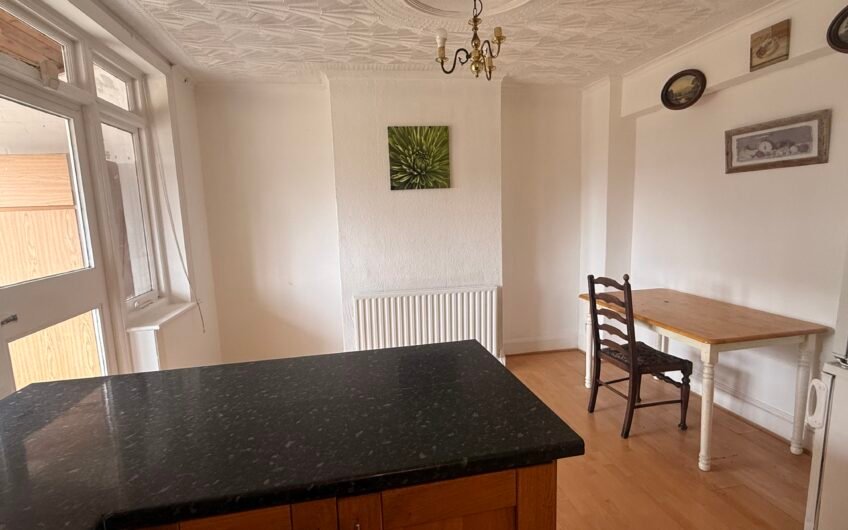 For Rent, Spacious 3-Bedroom Semi-Detached House with Garden & Driveway in Luton LU1!!!