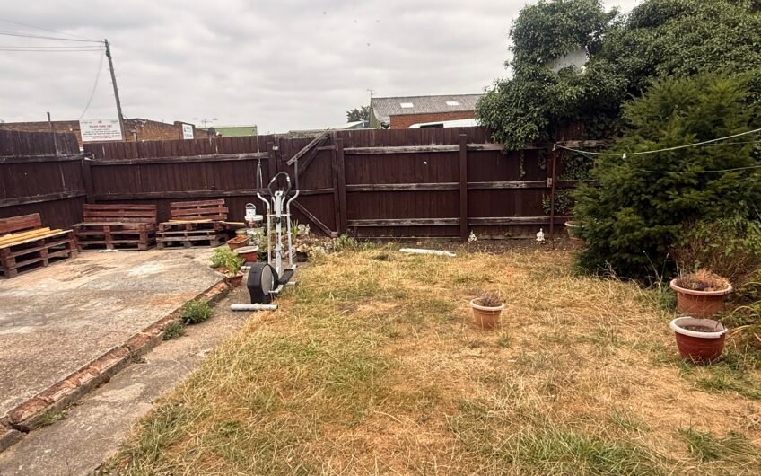 For Rent, Spacious 3-Bedroom Semi-Detached House with Garden & Driveway in Luton LU1!!!