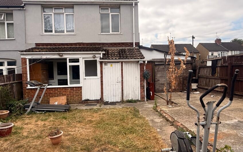 For Rent, Spacious 3-Bedroom Semi-Detached House with Garden & Driveway in Luton LU1!!!