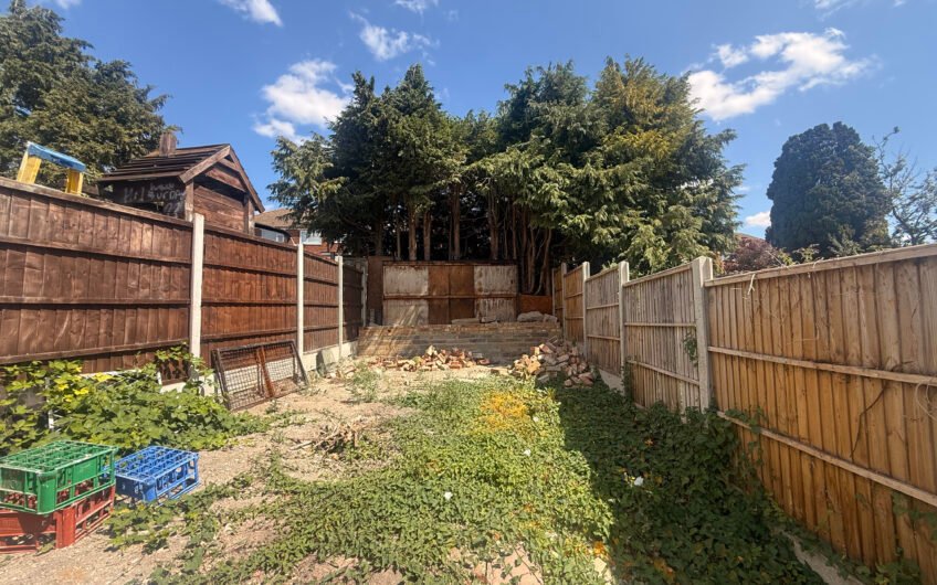 For Rent, Newly Refurbished 3-Bedroom Semi-Detached House with Garage, Garden & Driveway in Luton LU3!!!