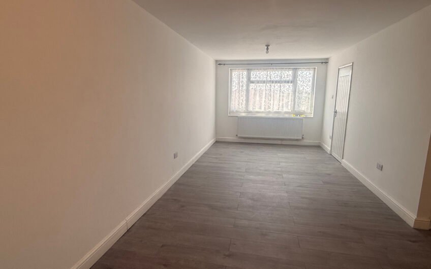 For Rent, Newly Refurbished 3-Bedroom Semi-Detached House with Garage, Garden & Driveway in Luton LU3!!!