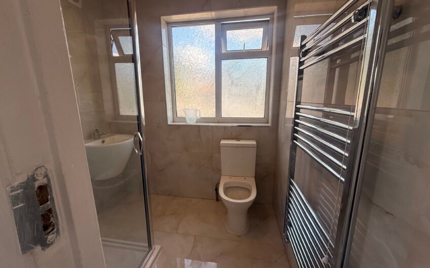 For Rent, Newly Refurbished 3-Bedroom Semi-Detached House with Garage, Garden & Driveway in Luton LU3!!!