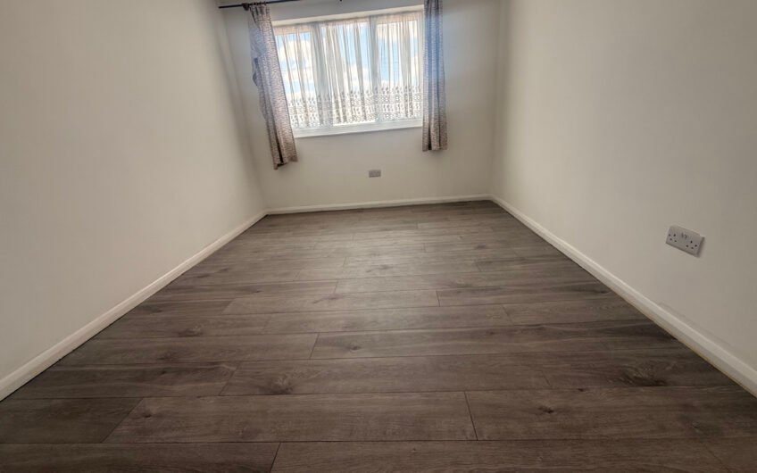 For Rent, Newly Refurbished 3-Bedroom Semi-Detached House with Garage, Garden & Driveway in Luton LU3!!!
