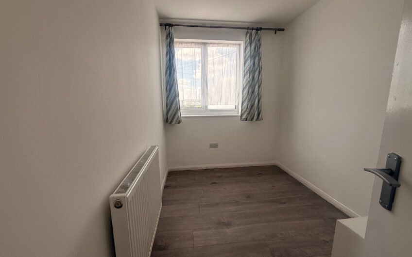For Rent, Newly Refurbished 3-Bedroom Semi-Detached House with Garage, Garden & Driveway in Luton LU3!!!