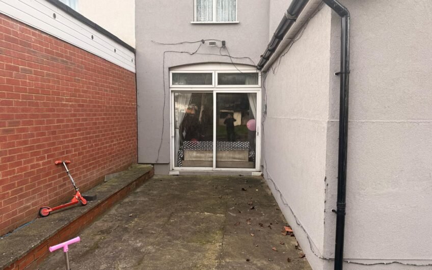 Ground-Floor Living, Open-Plan Style & Parking Included – Luton LU1