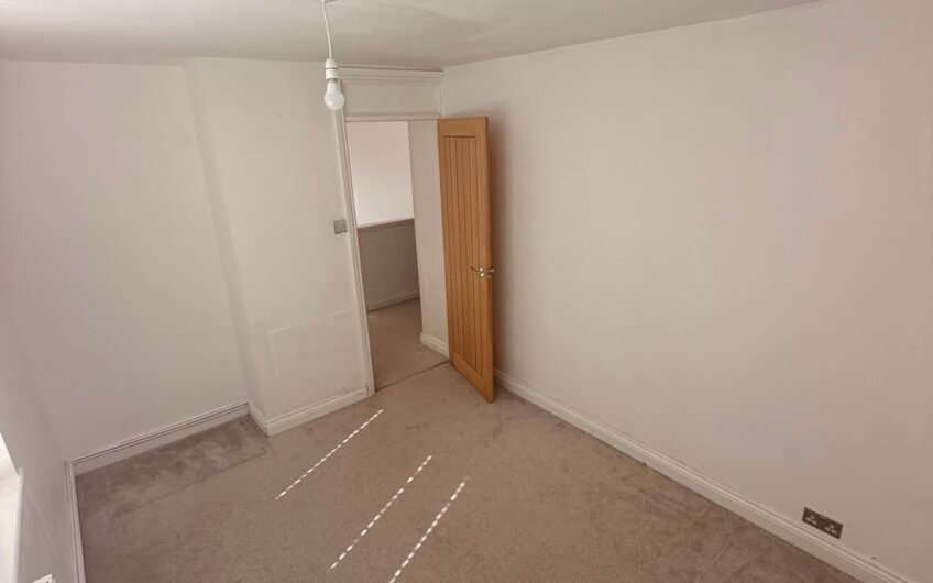 A Hidden Gem in Northampton – 3-Bedroom Detached Home with Parking