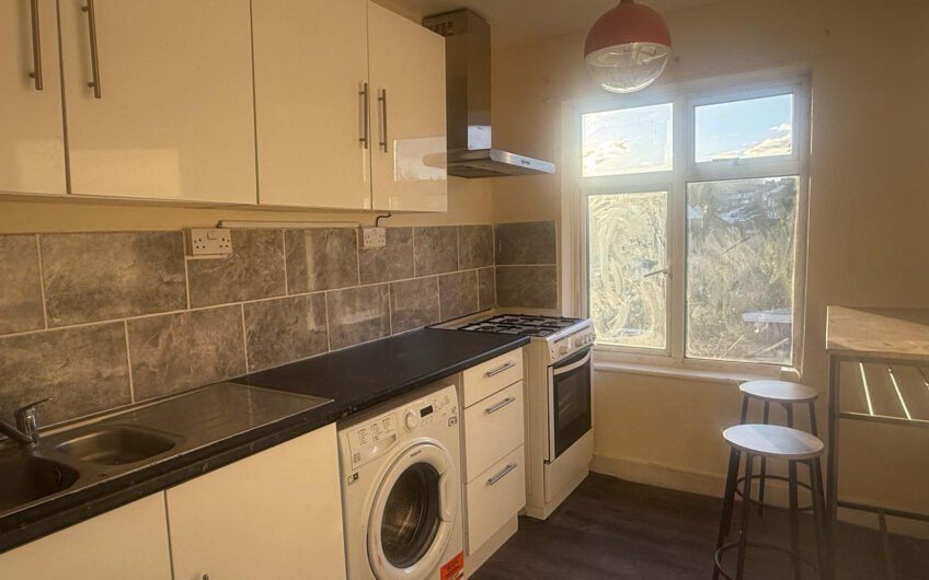 One Bedroom, Separate Reception & Everything You Need Nearby – Luton LU2