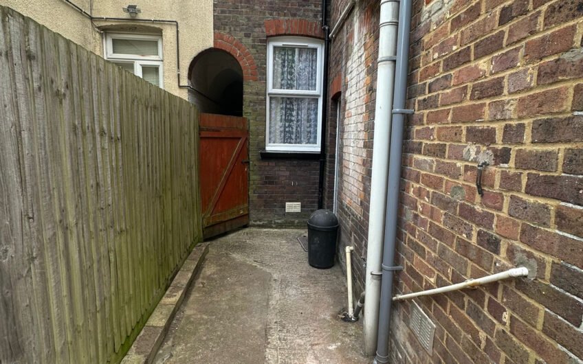 Three Bedrooms, Separate Dining Room & a Large Garden – Luton LU2