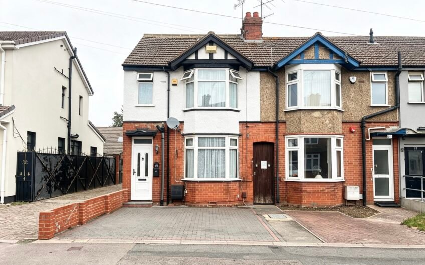A Three-Storey End-Terrace with Garden, Parking & Two Bathrooms – Luton
