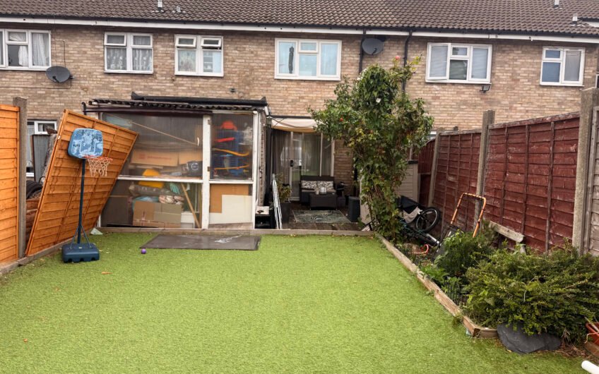 More Than Just Three Bedrooms – A Dunstable Home with Conservatory & Driveway