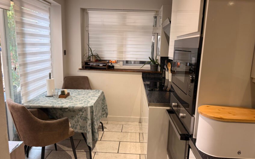 Three Bedrooms, Conservatory & Private Driveway – Freehold Home in Dunstable LU5