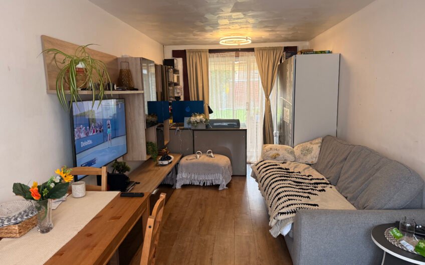 Three Bedrooms, Conservatory & Private Driveway – Freehold Home in Dunstable LU5
